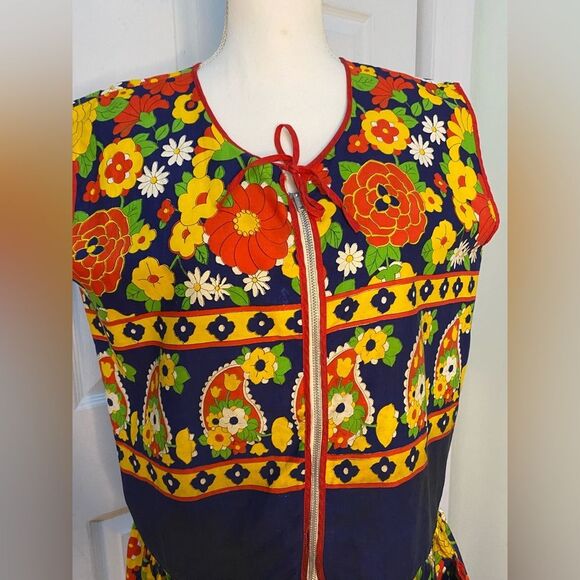1970s Paisley Floral Scandi-Inspired Top - Picture 7 of 14